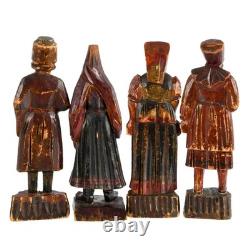 Groupe de quatre objets d'art populaire russe en bois sculpté et peint à la main
