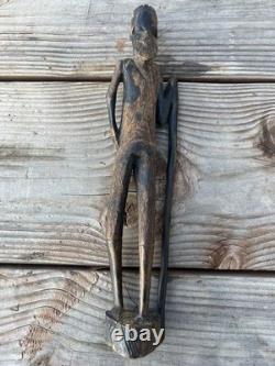 Homme en bois sculpté à la main vintage avec un bâton Étiquette authentique Art populaire vieilli