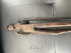 Homme en bois sculpté à la main vintage avec un bâton Étiquette authentique Art populaire vieilli