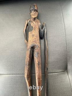Homme en bois sculpté à la main vintage avec un bâton Étiquette authentique Art populaire vieilli