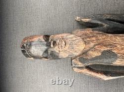 Homme en bois sculpté à la main vintage avec un bâton Étiquette authentique Art populaire vieilli