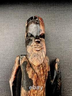 Homme en bois sculpté à la main vintage avec un bâton Étiquette authentique Art populaire vieilli