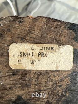 Homme en bois sculpté à la main vintage avec un bâton Étiquette authentique Art populaire vieilli