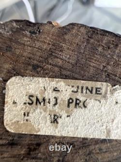 Homme en bois sculpté à la main vintage avec un bâton Étiquette authentique Art populaire vieilli