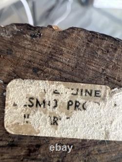 Homme en bois sculpté à la main vintage avec un bâton Étiquette authentique Art populaire vieilli