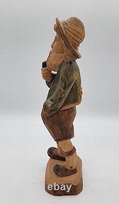 Homme sculpté en bois fumant une pipe, trouvaille d'une succession d'art populaire