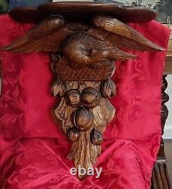 Horloge murale en chêne sculpté en forme d'aigle de guerre avec étagère, applique, fruits et noix 24T Art populaire