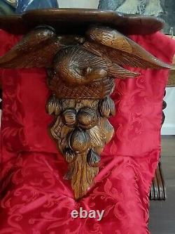 Horloge murale en chêne sculpté en forme d'aigle de guerre avec étagère, applique, fruits et noix 24T Art populaire