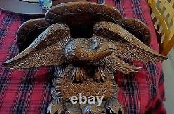 Horloge murale en chêne sculpté en forme d'aigle de guerre avec étagère, applique, fruits et noix 24T Art populaire