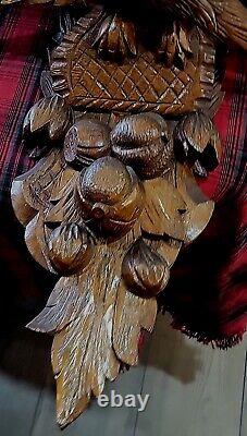 Horloge murale en chêne sculpté en forme d'aigle de guerre avec étagère, applique, fruits et noix 24T Art populaire