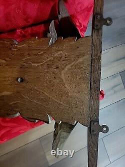 Horloge murale en chêne sculpté en forme d'aigle de guerre avec étagère, applique, fruits et noix 24T Art populaire