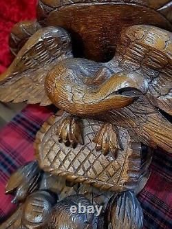 Horloge murale en chêne sculpté en forme d'aigle de guerre avec étagère, applique, fruits et noix 24T Art populaire