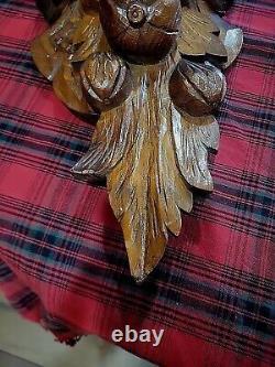 Horloge murale en chêne sculpté en forme d'aigle de guerre avec étagère, applique, fruits et noix 24T Art populaire