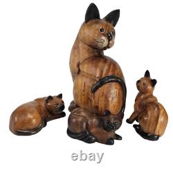 Immense sculpture en bois sculpté à la main d'art folklorique de chat siamois et ses chatons - Thaïlande - 4 pièces - 20,5 pouces