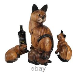 Immense sculpture en bois sculpté à la main d'art folklorique de chat siamois et ses chatons - Thaïlande - 4 pièces - 20,5 pouces