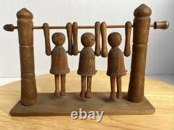 Jouet de trapèze pour enfants en art populaire américain, sculpté à la main et ancien