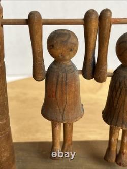 Jouet de trapèze pour enfants en art populaire américain, sculpté à la main et ancien