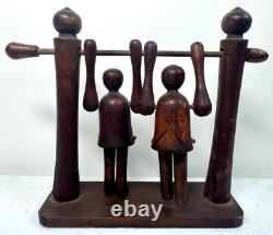 Jouet de trapèze pour enfants en art populaire américain, sculpté à la main et ancien