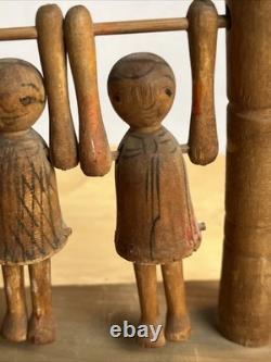 Jouet de trapèze pour enfants en art populaire américain, sculpté à la main et ancien