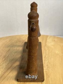 Jouet de trapèze pour enfants en art populaire américain, sculpté à la main et ancien