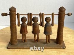 Jouet de trapèze pour enfants en art populaire américain, sculpté à la main et ancien