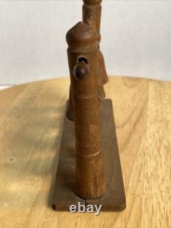 Jouet de trapèze pour enfants en art populaire américain, sculpté à la main et ancien