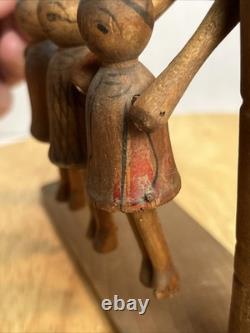 Jouet de trapèze pour enfants en art populaire américain, sculpté à la main et ancien