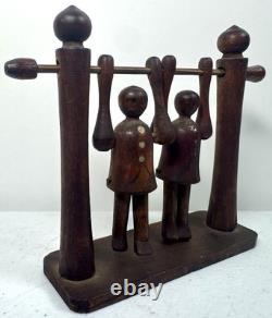 Jouet de trapèze pour enfants en art populaire américain, sculpté à la main et ancien