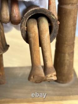 Jouet de trapèze pour enfants en art populaire américain, sculpté à la main et ancien