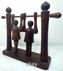 Jouet de trapèze pour enfants en art populaire américain, sculpté à la main et ancien