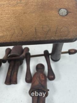 Jouet de trapèze pour enfants en art populaire américain, sculpté à la main et ancien