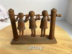 Jouet de trapèze pour enfants en art populaire américain, sculpté à la main et ancien