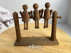 Jouet de trapèze pour enfants en art populaire américain, sculpté à la main et ancien