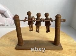 Jouet de trapèze pour enfants en art populaire américain, sculpté à la main et ancien