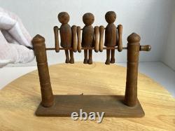 Jouet de trapèze pour enfants en art populaire américain, sculpté à la main et ancien