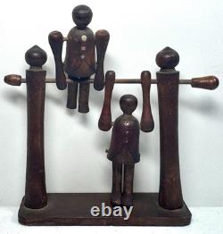 Jouet de trapèze pour enfants en art populaire américain, sculpté à la main et ancien