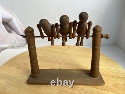 Jouet de trapèze pour enfants en art populaire américain, sculpté à la main et ancien