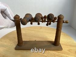Jouet de trapèze pour enfants en art populaire américain, sculpté à la main et ancien