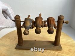 Jouet de trapèze pour enfants en art populaire américain, sculpté à la main et ancien