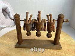 Jouet de trapèze pour enfants en art populaire américain, sculpté à la main et ancien