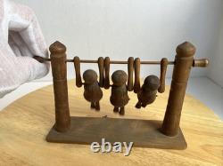 Jouet de trapèze pour enfants en art populaire américain, sculpté à la main et ancien