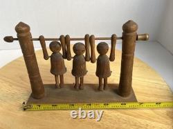 Jouet de trapèze pour enfants en art populaire américain, sculpté à la main et ancien