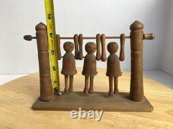 Jouet de trapèze pour enfants en art populaire américain, sculpté à la main et ancien