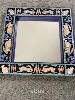Judy Rand Art Populaire Animalier Miroir en Bois Sculpté Peint à la Main Ensemble de Lapins Vintage Signé
