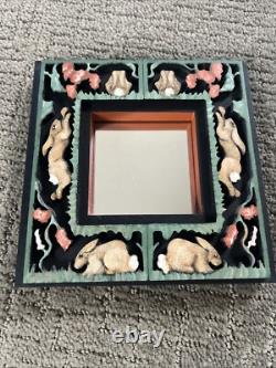 Judy Rand Art Populaire Animalier Miroir en Bois Sculpté Peint à la Main Ensemble de Lapins Vintage Signé