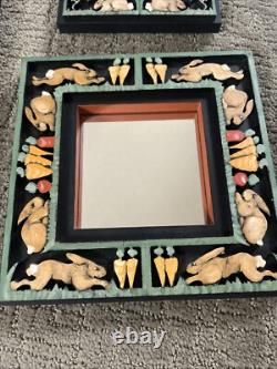 Judy Rand Art Populaire Animalier Miroir en Bois Sculpté Peint à la Main Ensemble de Lapins Vintage Signé