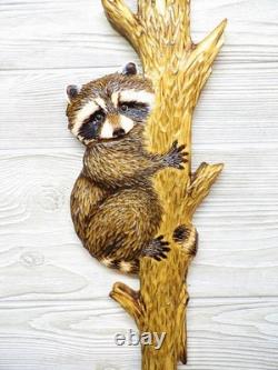 Kit de sculpture sur bois à la tronçonneuse pour décoration murale : bébé raton laveur sculpté à la main jetant un coup d’œil autour d’un arbre