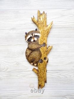 Kit de sculpture sur bois à la tronçonneuse pour décoration murale : bébé raton laveur sculpté à la main jetant un coup d’œil autour d’un arbre