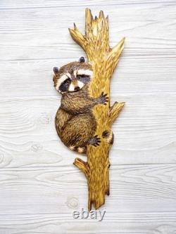 Kit de sculpture sur bois à la tronçonneuse pour décoration murale : bébé raton laveur sculpté à la main jetant un coup d’œil autour d’un arbre
