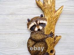 Kit de sculpture sur bois à la tronçonneuse pour décoration murale : bébé raton laveur sculpté à la main jetant un coup d’œil autour d’un arbre